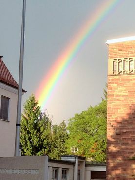 Regenbogen über St. Elisabeth. Gesehen über der St. Elisabethkirche von Gemeindeassistentin Barbara Schneider und Firmbegleiterin Prica Becker mit den Firmbewerbern am Mittwoch, 7. Mai 2014 um 19.45 Uhr nach dem Firmtreffen.